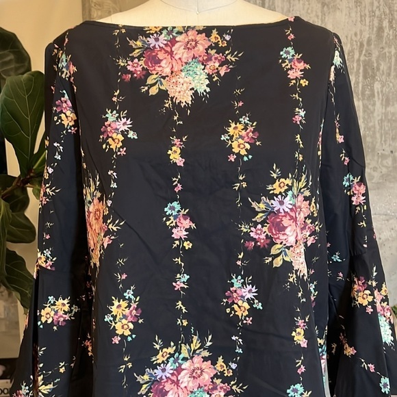 Alice and Olivia Flared Sleeve Printed Top - Picture 6 of 10